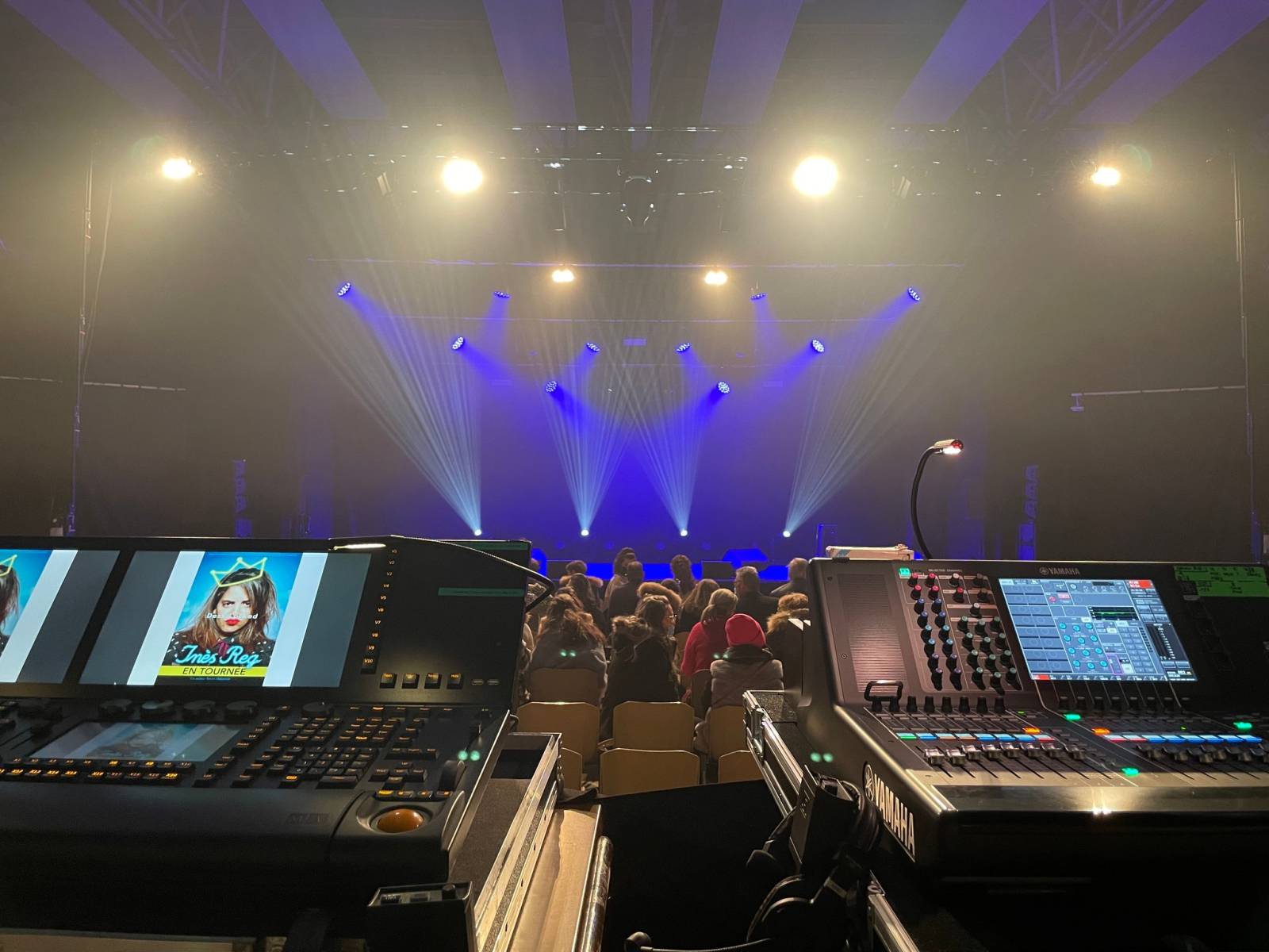 Spectacle ines reg artiste humoristique à saint claude par cec sonorisation