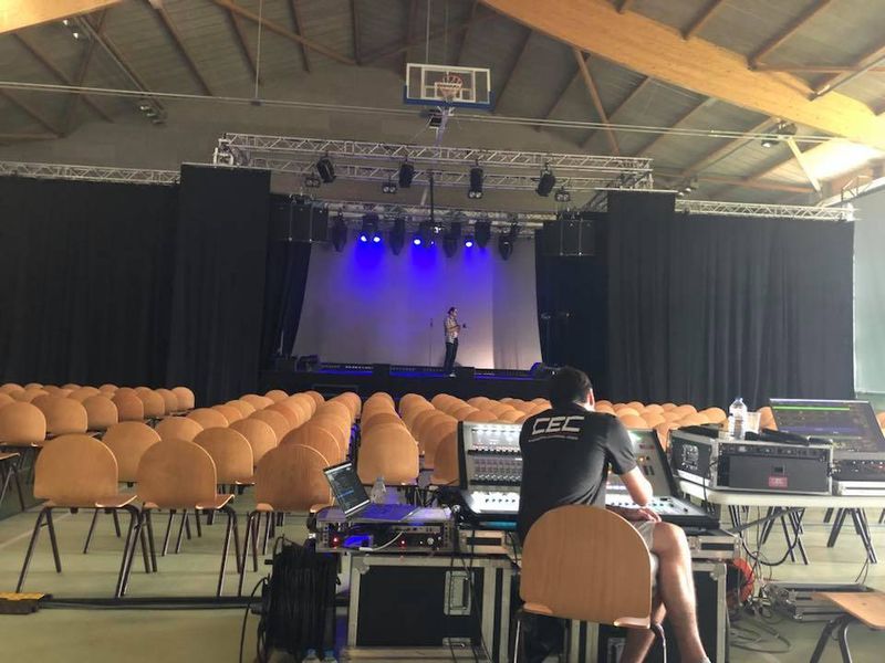 Installation complète pour le One Man Show de Jeanfi Janssens à Fleurie