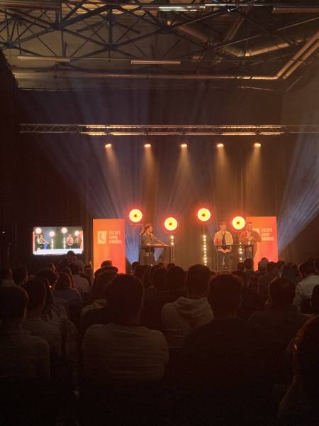 Éclairage et sonorisation pour un salon au Double mixte 