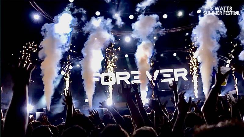 Grand jet de CO2 et étincelles pour un événement dans le Rhône