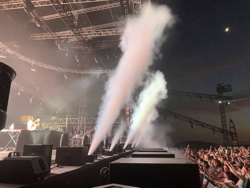 Fumée jet CO2 pour un festival de musique rock