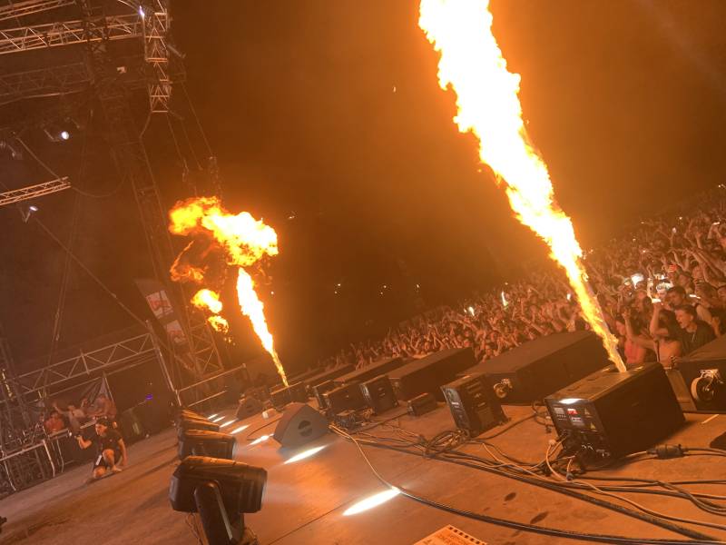 Machine à flamme en action sur scène proche de Lyon