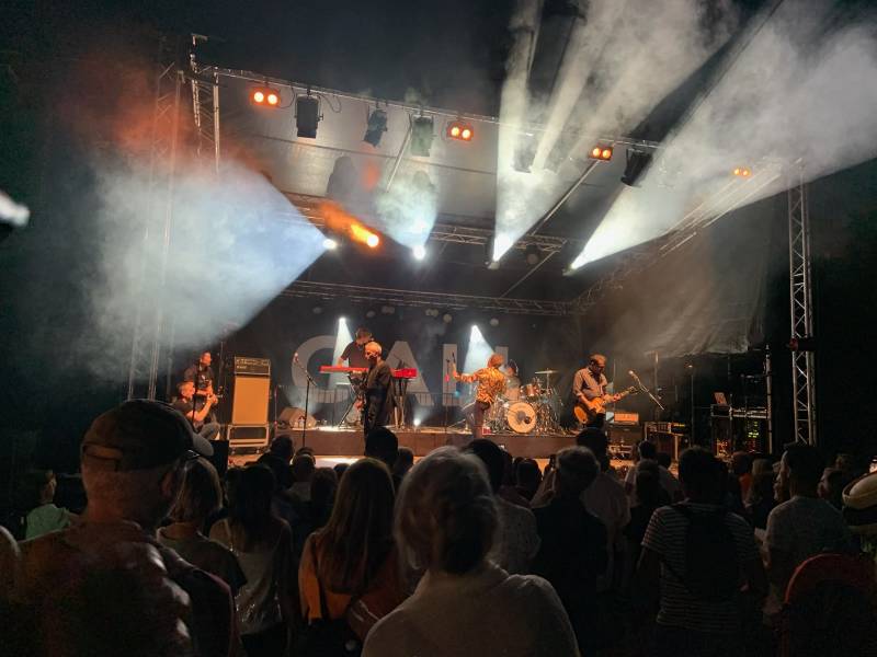 Installation d'une scène pour spectacle de musique Blues, sonorisation, éclairage et effets spéciaux pour soirée en plein air