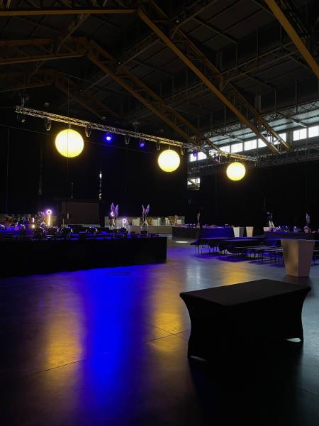 Espace cocktail avec installation éclairage et soirée dj set pour un séminaire dans le Rhône (69)