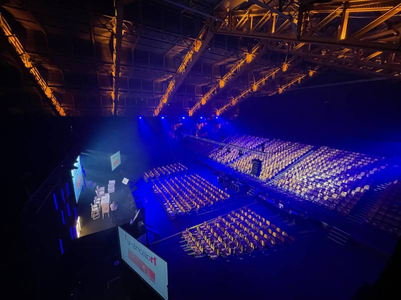 Événement d'entreprise sonorisation, éclairage et effets spéciaux à la Halle Tony Garnier à Lyon