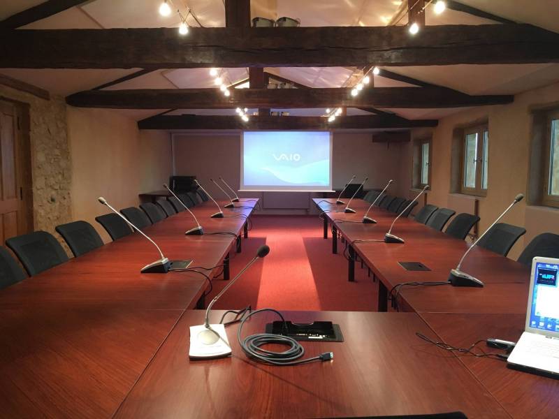 Ecran motorisé pour une salle de réunion à la CAVIL