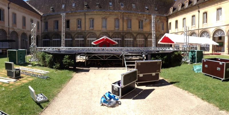 Mise en place d'une scène couverte à l’Abbaye de Cluny