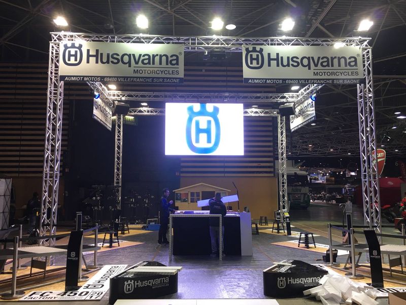 Montage stand salon video son lumiere