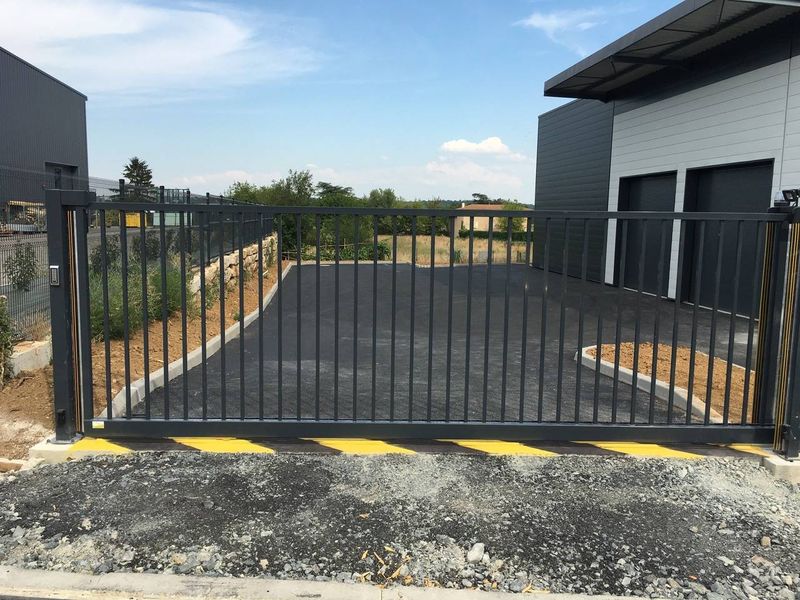 Portail du nouveau magasin CEC