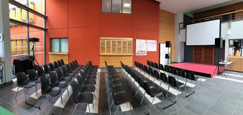 Installation de la salle de conférence avec régie a petit prix pour le Salon proche de Lyon