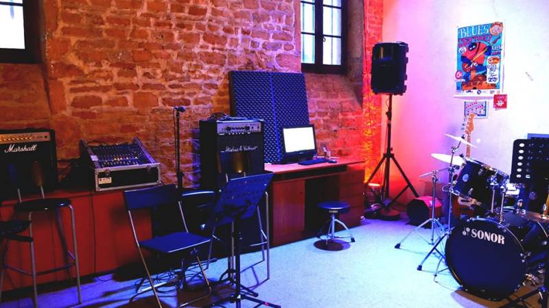Location de structure scène, son et éclairage pour une école de musique MziKadeM depuis 2016
